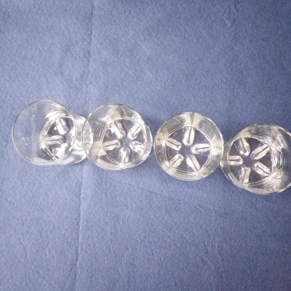 Four Christmas Wreaths Rocks Glass's- - Picture 2 of 6